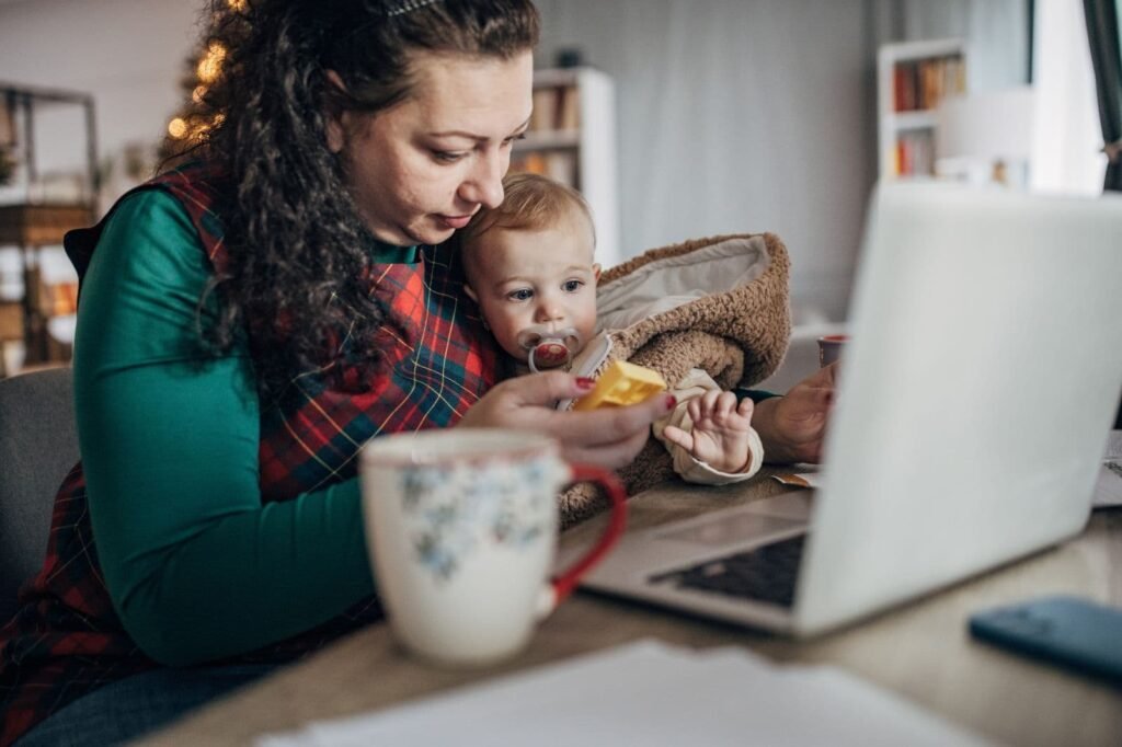 Mamá emprendedora iniciando su negocio digital desde casa, ejemplo real de como ser mama emprendedora sin sentirse abrumada.